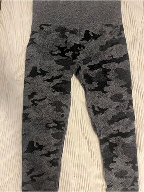 High-Rise Grey & Black Camo Leggings - Seamless Stretch